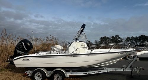 2005 Boston Whaler 220 Dauntless